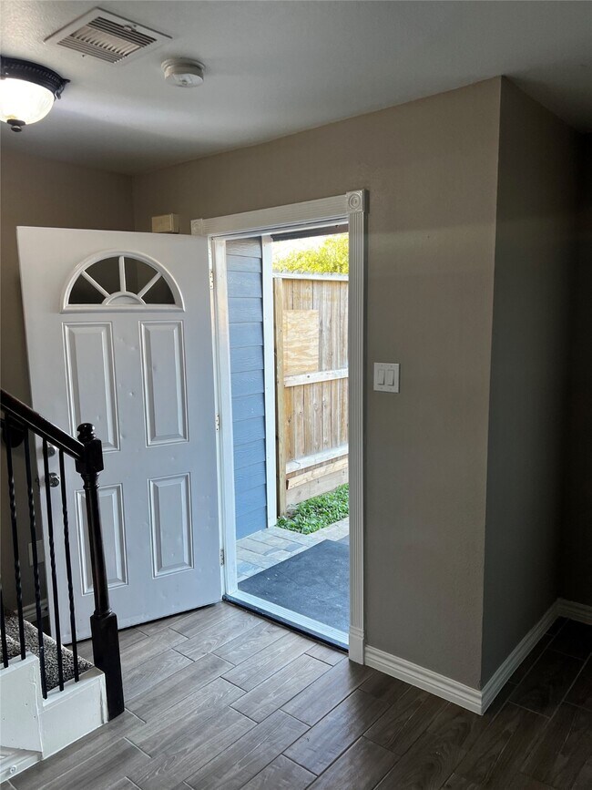 Building Photo - 6514b Culmore Dr