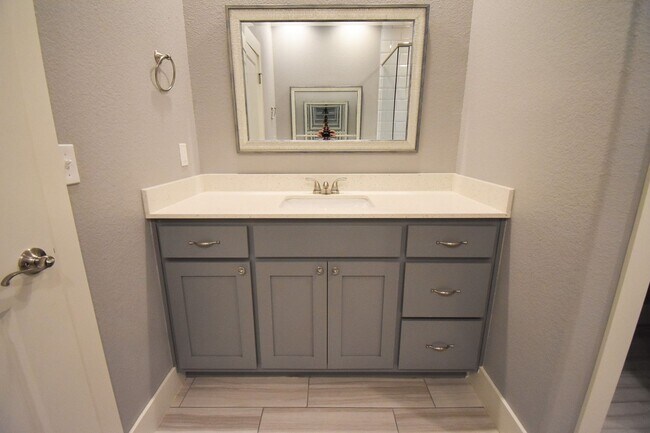 Building Photo - Stunning 3 Bedroom, 2.5 Bathroom Home in F...