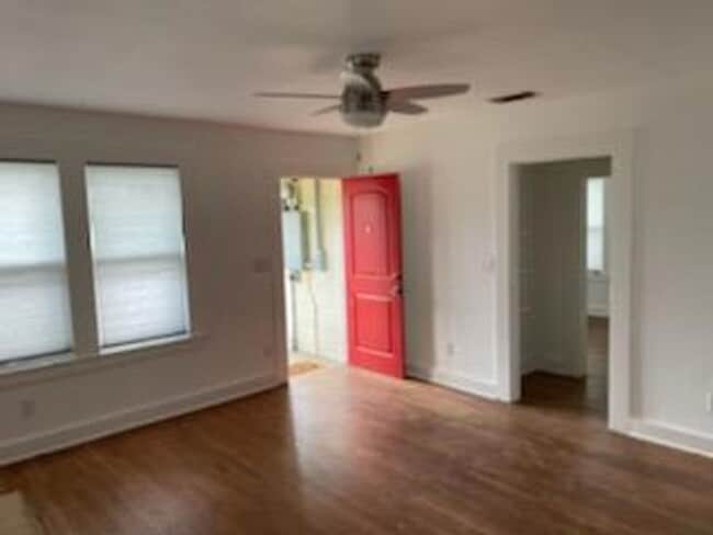 Building Photo - FOR LEASE!! Great location!