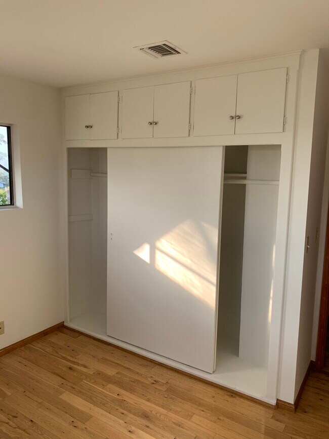 Building Photo - 1638 W Kilbourn St