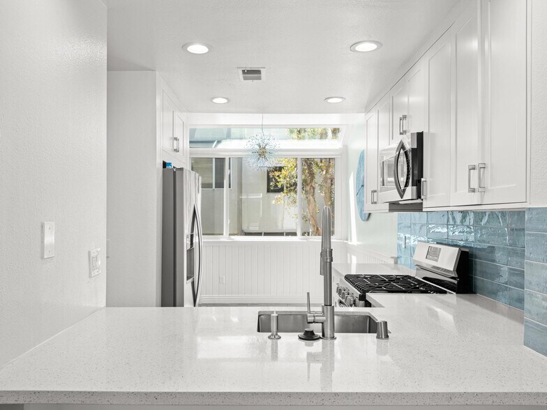 Building Photo - 501 Herondo St