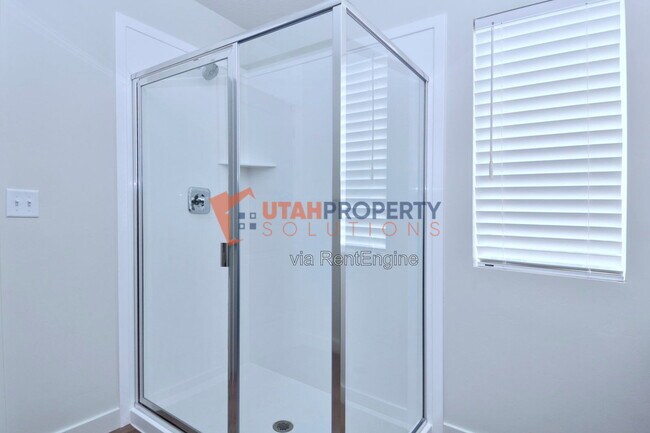 Building Photo - 1047 W 400 S