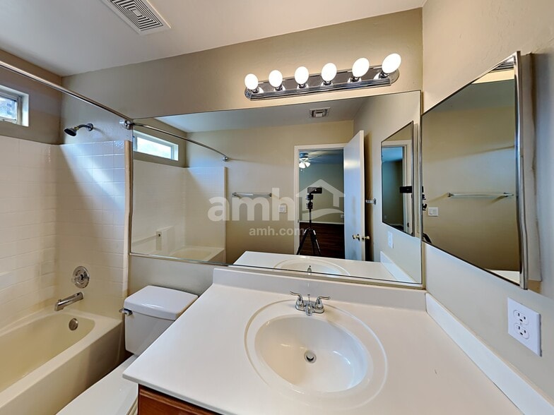 Building Photo - 426 S Luther