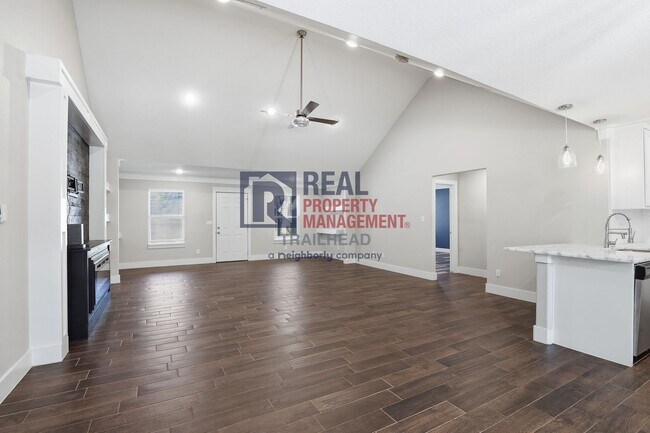 Building Photo - Spacious 3 Bedroom Home in Gated Canyon Creek