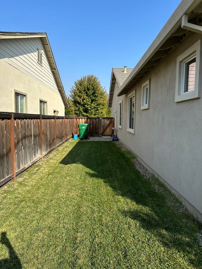 Building Photo - Beautiful 3 Bed 2 Bath House in a Great Lo...