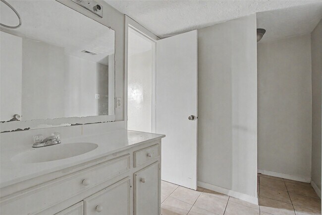 Building Photo - 13119 Hollowcreek Park Dr