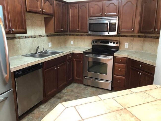 Building Photo - 2 bed 2 Bath Condo with Community Pool!