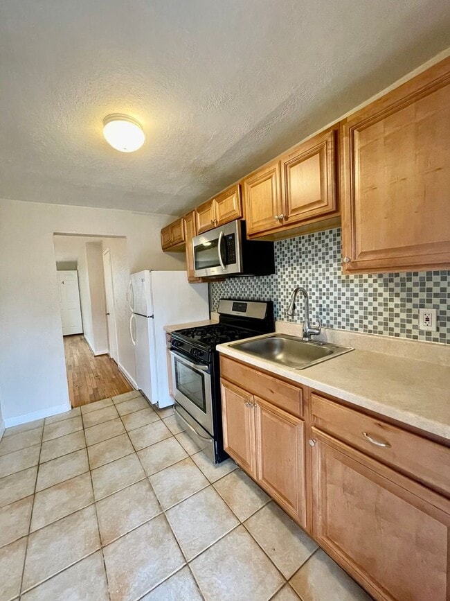 Building Photo - Spacious 1 Bedroom Apartment with Garage Space in the heart of Bellevue!