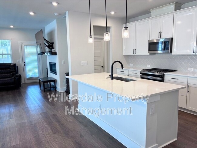 Building Photo - 2033 Florine Dr