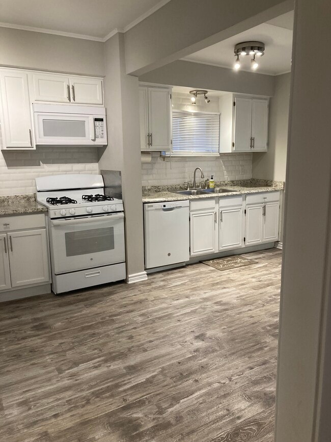 Building Photo - 607 E Farnum Ave