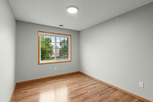 Building Photo - 2230 Ranchview Ln N