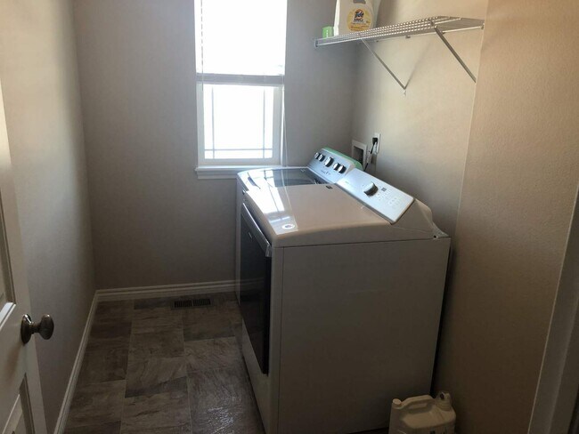 Building Photo - Newer 5bdrm + Office in D20 North Fork Wit...