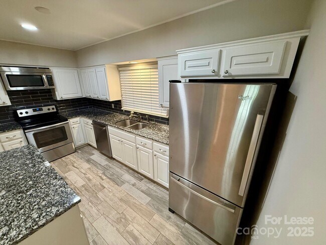 Building Photo - 1425 Montford Dr