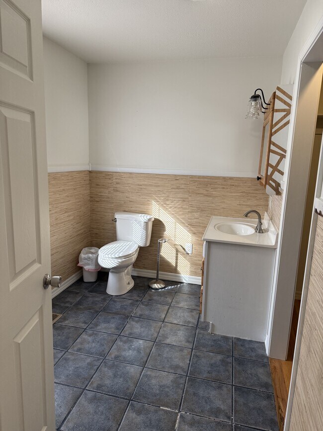 Building Photo - 816 E 16 St