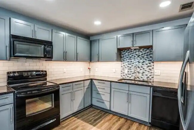 Fully remodeled kitchen - 2711 Throckmorton St