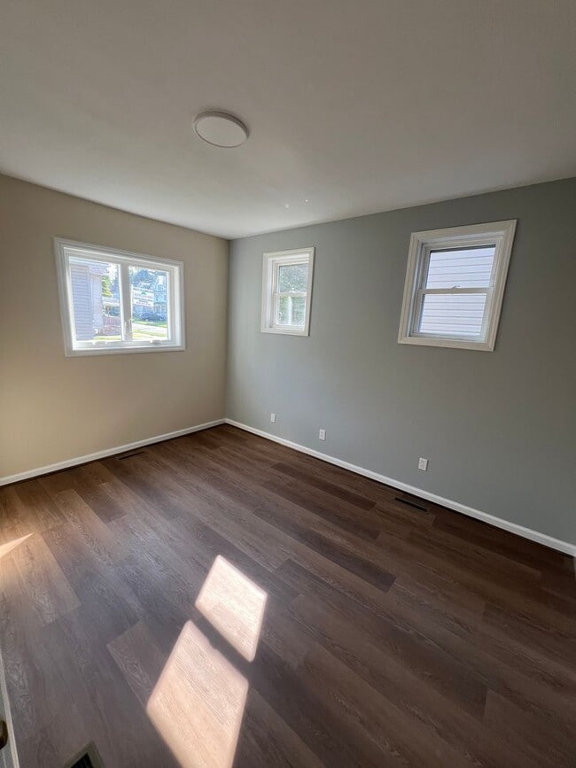 Building Photo - COMPLETELY REMODELED 2 BEDROOM HOUSE