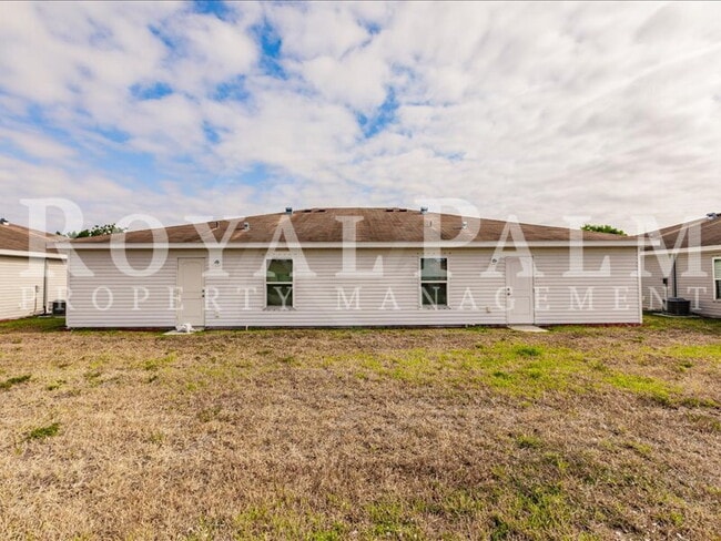 Building Photo - Your Season to Settle In – 3BR/2BA Duplex in Vistanna Villas, Lehigh Acres with Space, Style & St...