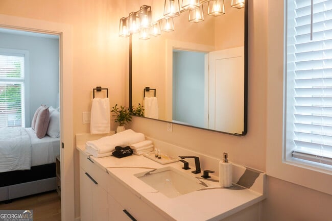 Building Photo - 68 Boulevard SE