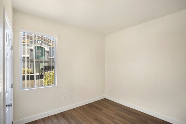 Building Photo - 3 Bedroom Northwest Condo-Gate Community
