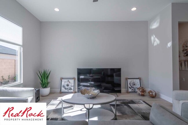 Building Photo - 2 Bedroom Fully Furnished Home In Sun River Community for 55 years and older with a firm 6 Month ...