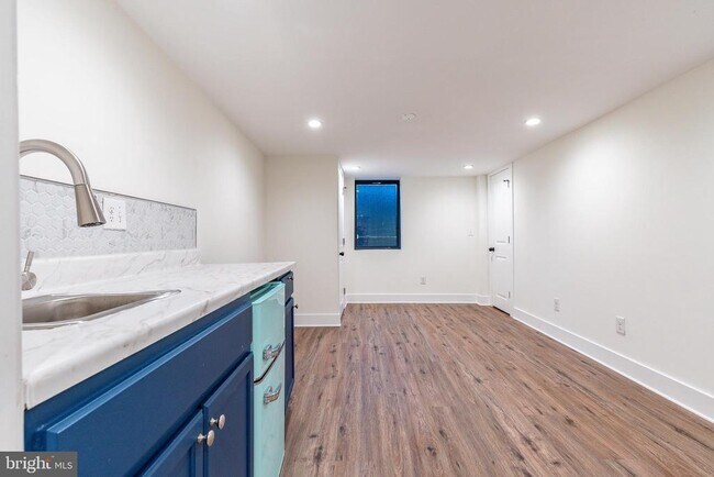 Building Photo - 412 Sepviva St