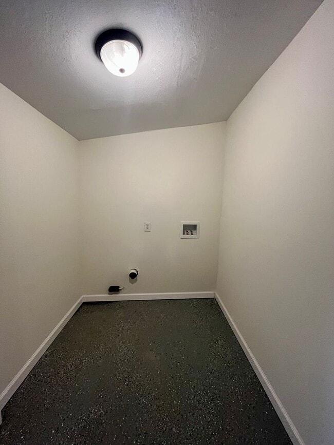 Building Photo - 3 Bed | 2 Bath | House