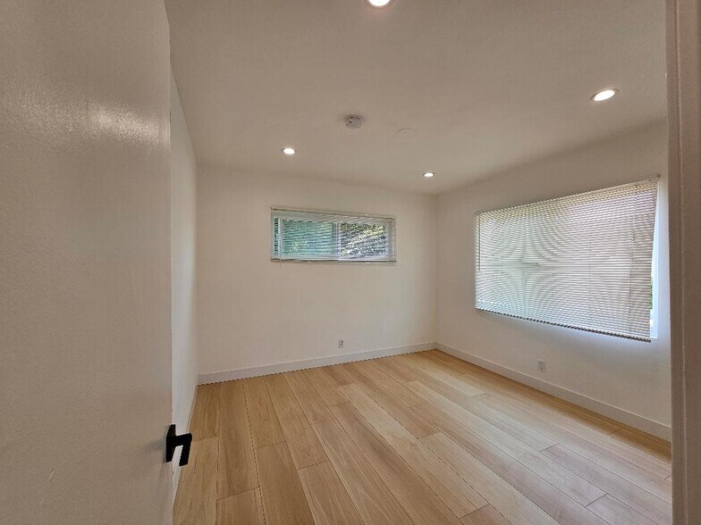 Building Photo - 7102 S La Cienega Blvd