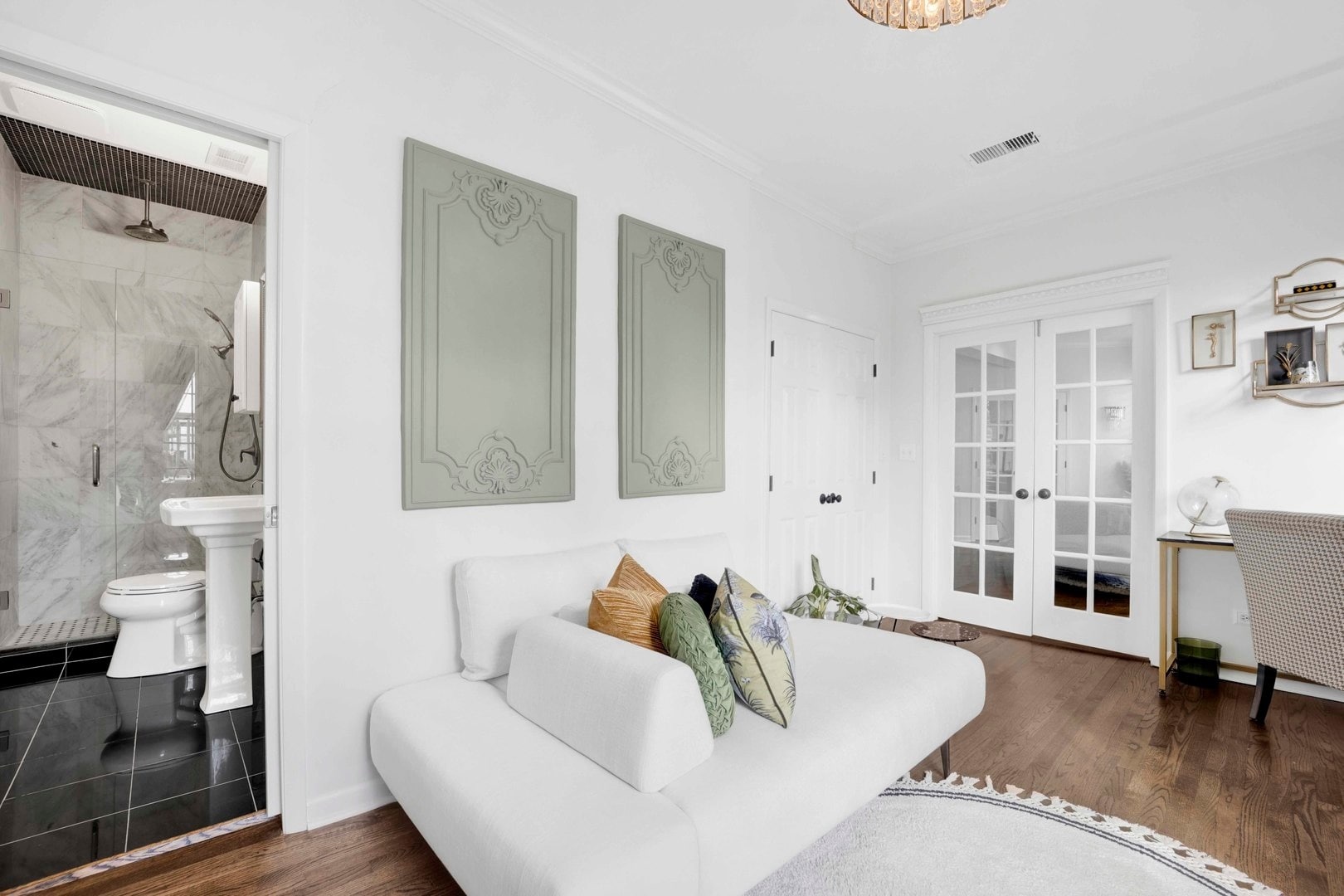 Primary bedroom - 223 W Wisconsin St