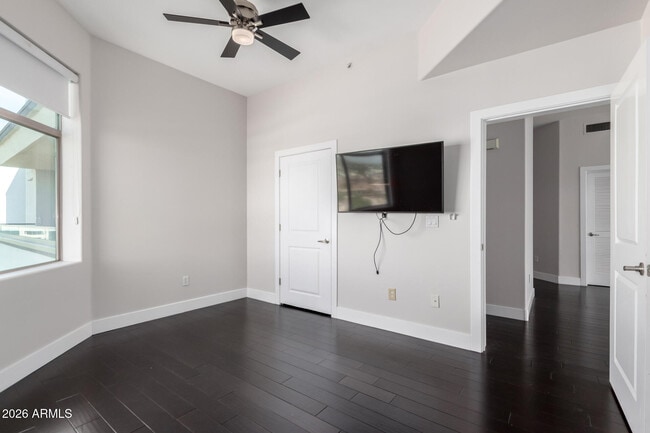 Building Photo - 945 E Playa Del Norte Dr