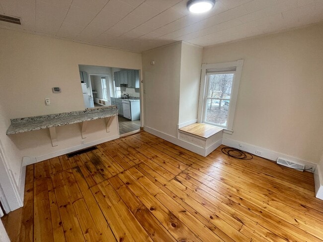 Building Photo - Spacious 3 Bedroom Unit