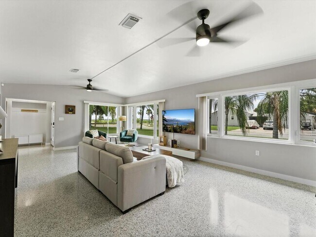 Building Photo - 600 Lakeshore Blvd