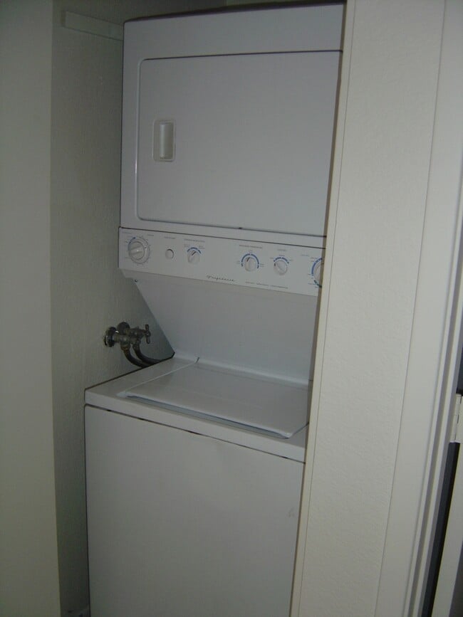 Building Photo - The Villages at Midvale Park 2/2 Condo with AC and all appliances