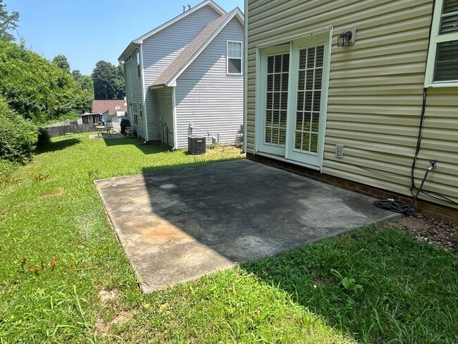 Building Photo - Great 3 Bed, 2.5 Bath house in University ...