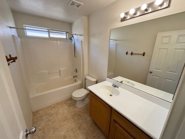 Building Photo - Beautiful 4Bed/2.5 Bath/2Car 2 Story Home nestled in this beautiful Southwest Community near Rhod...