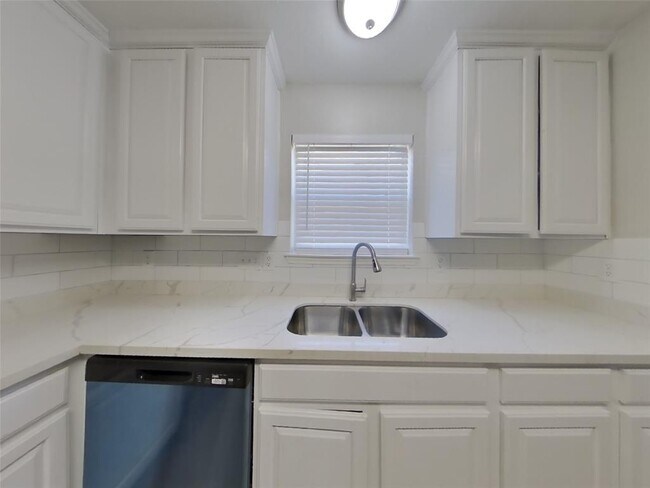 Building Photo - 3607 Lakeaires Ln