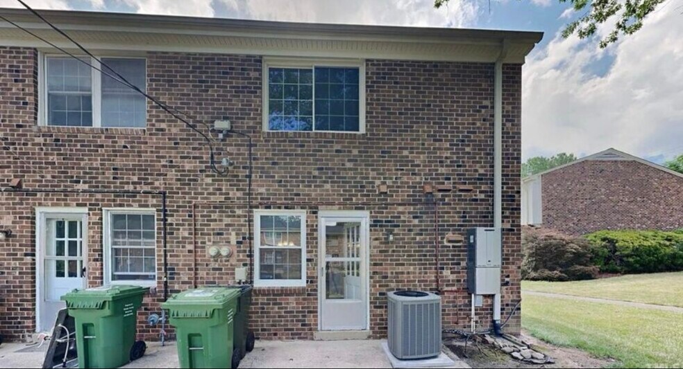 Building Photo - 1002 Willow Dr