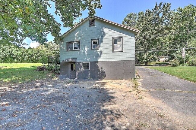 Building Photo - 1504 Bristol Caverns Hwy