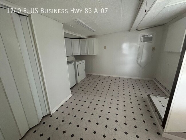 Building Photo - 7 A St