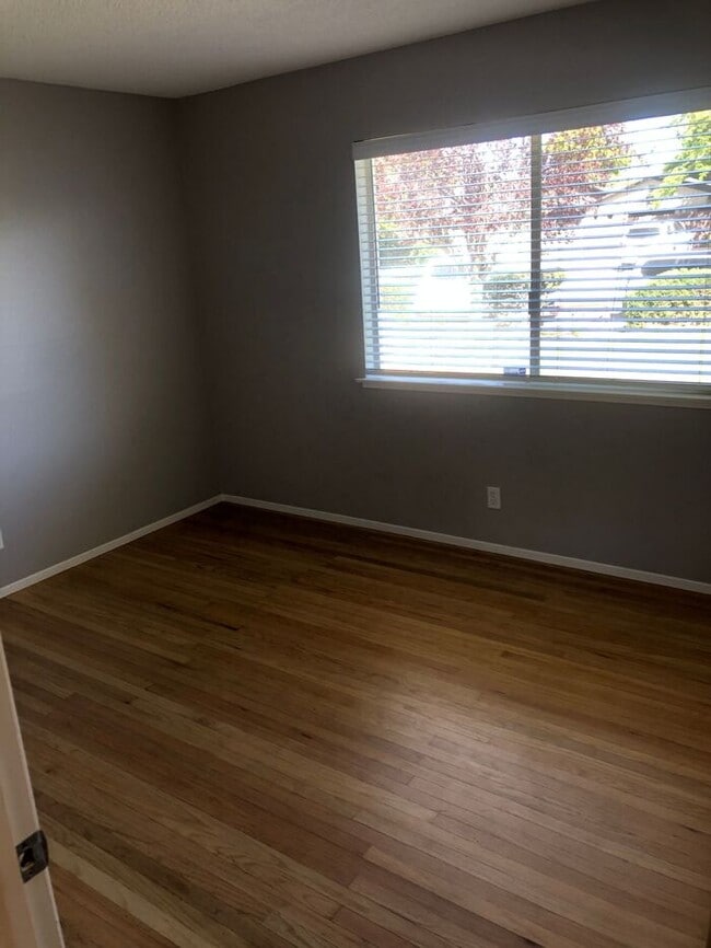 Building Photo - 3 bed 2 bath home for rent in SkyPark area Sacramento