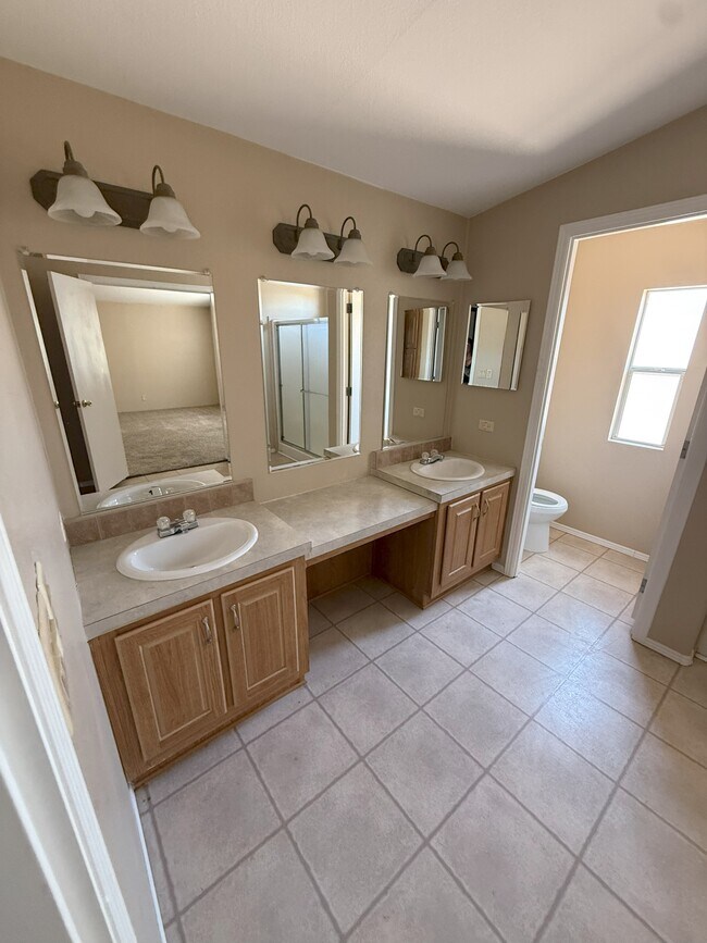 Building Photo - 1632 Sierra Vista Dr
