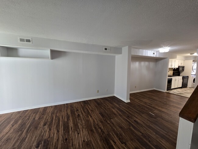 Building Photo - 117 Kingsbury Dr