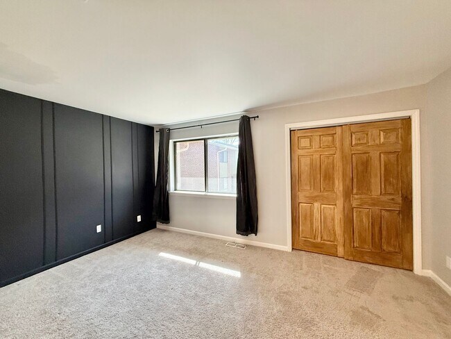 Building Photo - Charming 2BD, 2BA Raleigh Townhome in Prime Location Near I-440, NC State University, Fairgrounds...