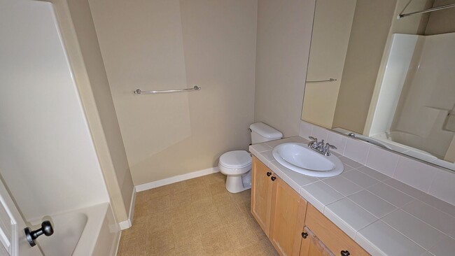 Building Photo - 2 bedroom 2.5 bath townhouse