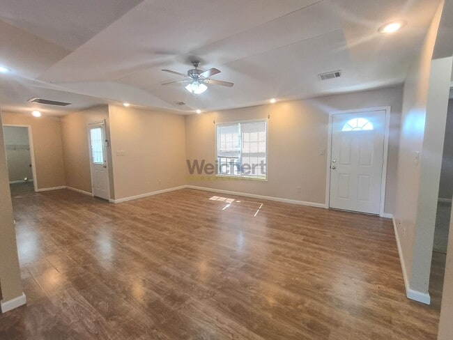 Building Photo - 3Bed/2Bath house on dead-end road