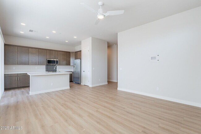 Building Photo - 6050 E Hidden Valley Dr