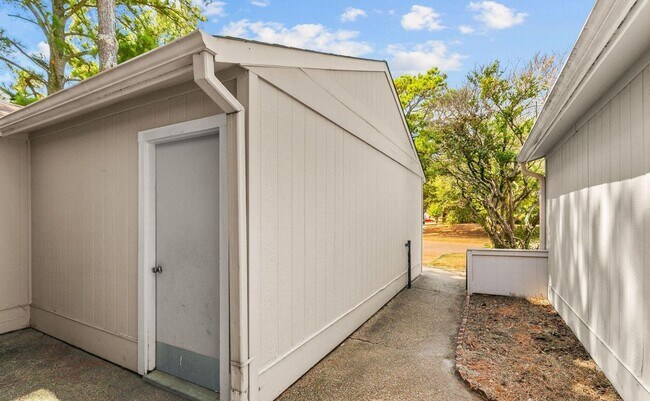 Building Photo - Live Where Convenience Meets Comfort in La...