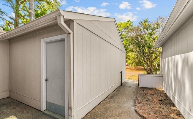 Building Photo - Live Where Convenience Meets Comfort in Lakebend!