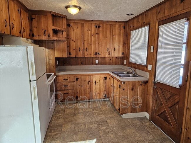 Building Photo - 616 NE Anderson St