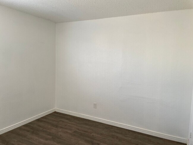 Building Photo - 4204-35