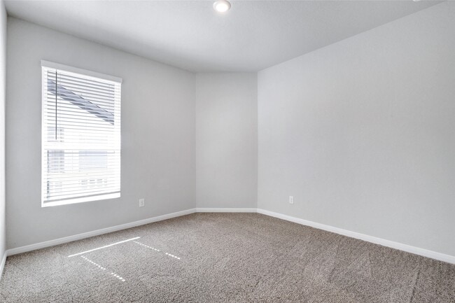 Building Photo - 324 Nespral Dr